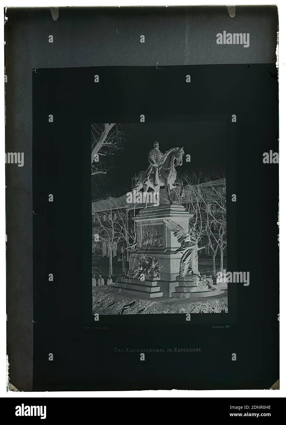 Wilhelm Weimar, Kaiserliches Denkmal in Karlsruhe, Glasnegativ, Schwarz-Weiß-Negativverfahren, gesamt: Höhe: 17.8 cm; Breite: 12.8 cm, Kaiser, Denkmal, Statue, Pferd, Engel (christliche Religion), Historisch. Gebäude, Ort, Straße, Virtus, Denkmal, Jubiläum, Reiterstatue, Skulptur, Skulptur, Bildhauerkunst, Kaiser, Wilhelm I. Deutsches Reich Stockfoto