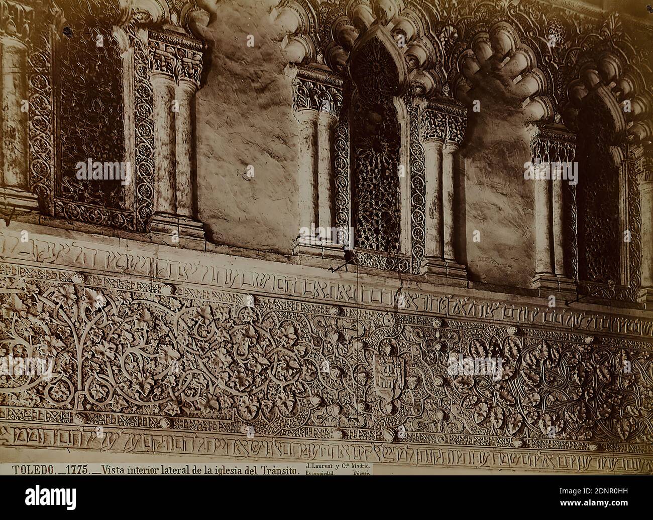 Jean Laurent, Toledo. Vista interior lateral de la iglesia del Trànsito, Albumin Papier, schwarz-weiß-positive Prozess, Bildgröße: Höhe: 24.3 cm; Breite: 23.2 cm, beschriftet: recto und: Ausgesetzt: TOLEDO. 1775. Ansicht interior lateral de la iglesia del Trànsito, J. Laurent y cia Madrid, Es propiedad, Déposé, Architekturfotografie, Tabernakel, Tempel, Synagoge, Heiligtümer (jüdische Religion Stockfoto