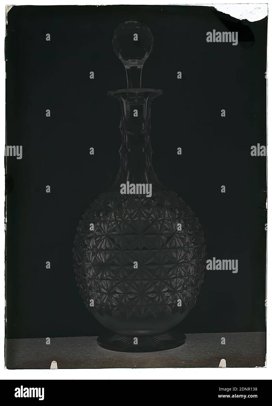 Wilhelm Weimar, Karaffe, Glas negativ, schwarz-weiß Negativ-Verfahren, Gesamt: Höhe: 17.8 cm; Breite: 12.8 cm, Kunstwerk (Glas), Krug (Trinkgefäß Stockfoto
