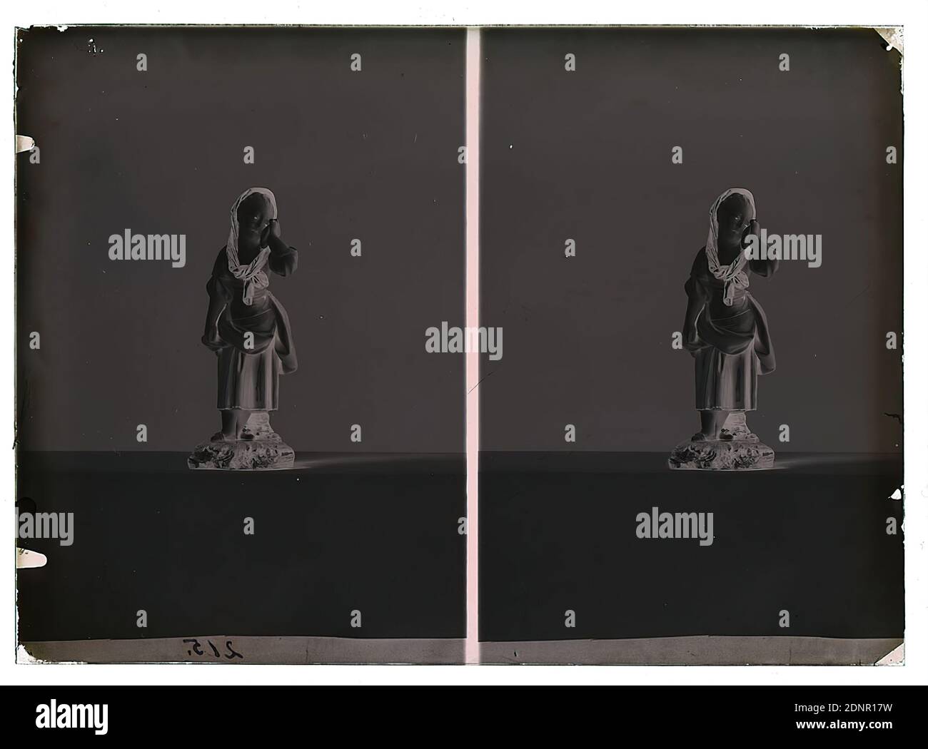 Wilhelm Weimar, Figur weinendes Mädchen im Doppelbild, Glasnegativ, schwarz-weiß-Negativ-Verfahren, Gesamt: Höhe: 17.8 cm; Breite: 12.8 cm, nummeriert: U. l.: In schwarzer Tinte: 215, Werk der angewandten Kunst (Keramik Stockfoto