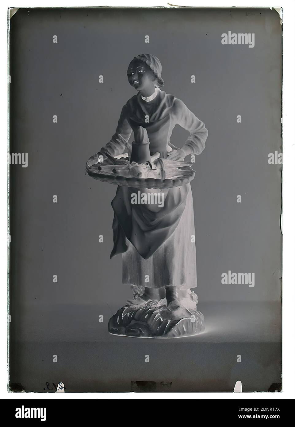 Wilhelm Weimar, kleine Skulptur Frau mit Radieschen, Glasnegativ, schwarz-weiß Negativ-Verfahren, gesamt: Höhe: 17,8 cm; Breite: 12,8 cm, nummeriert: U. l.: In schwarzer Tinte: 218 Stockfoto