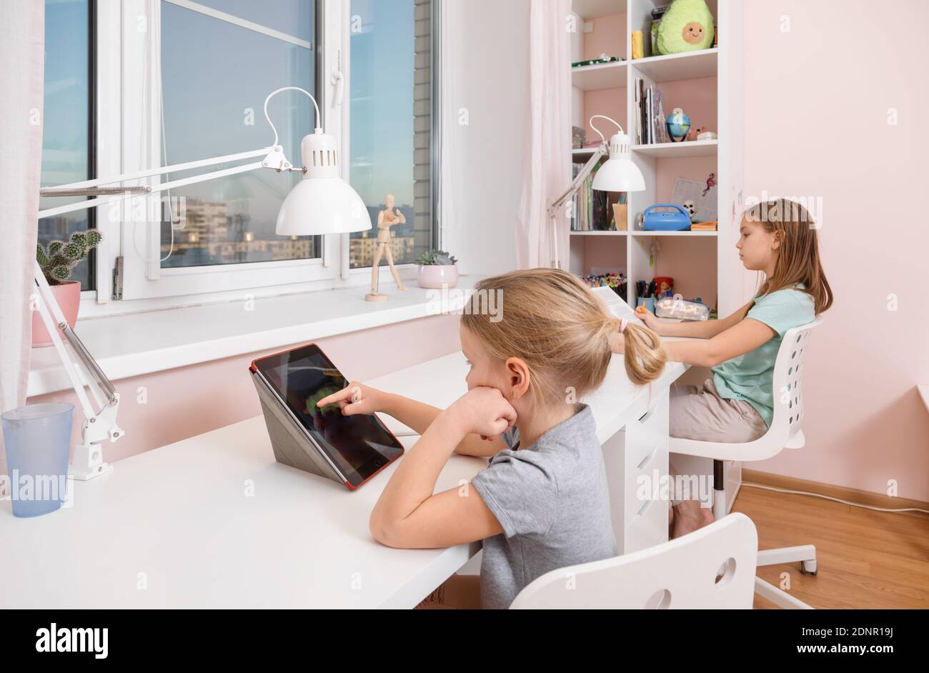 Mädchen, die am Schreibtisch im Kinderzimmer sitzen und studieren Zu Hause während Coronavirus COVID-19 Quarantäne Stockfoto