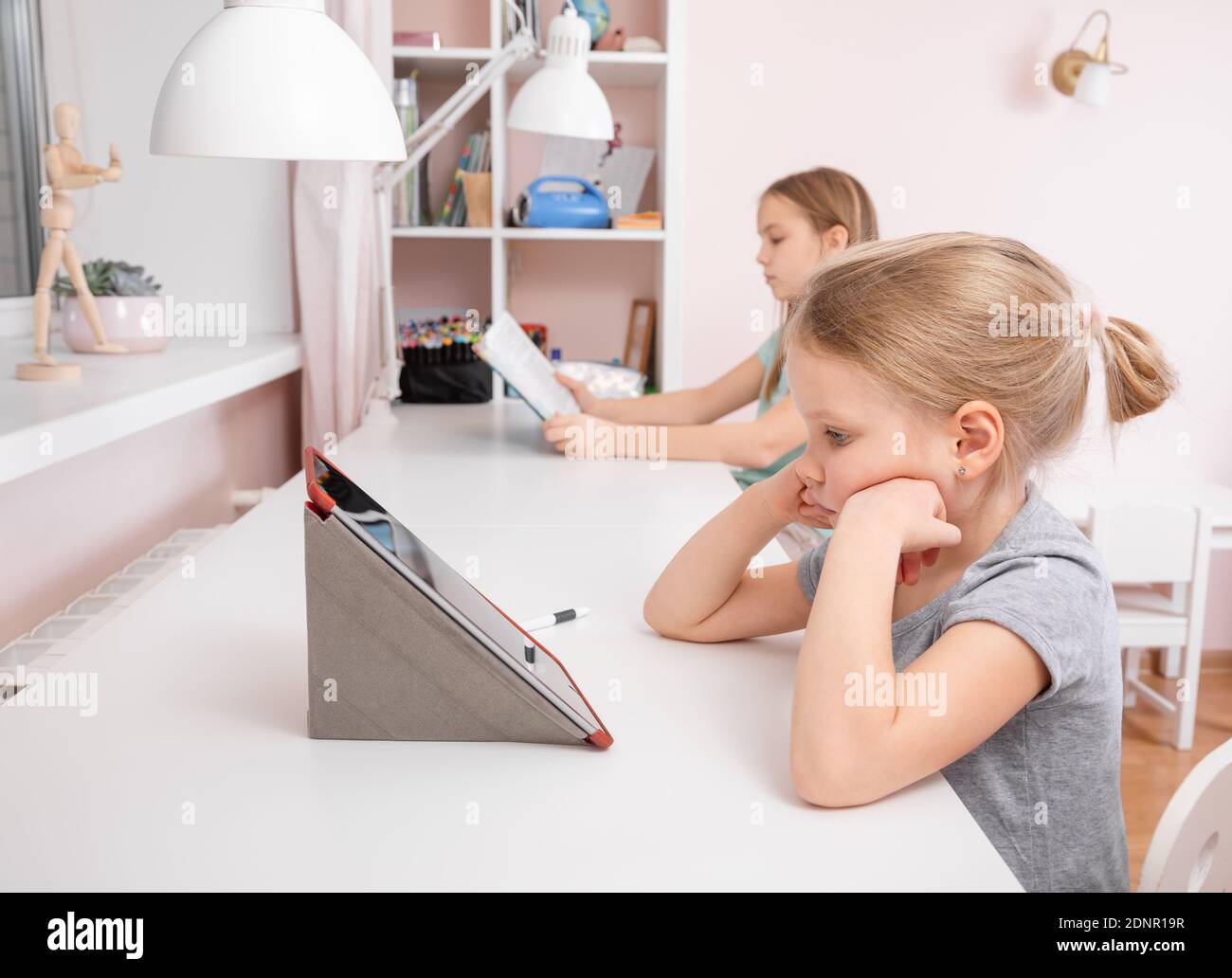Mädchen, die am Schreibtisch im Kinderzimmer sitzen und studieren Zu Hause während Coronavirus COVID-19 Quarantäne Stockfoto