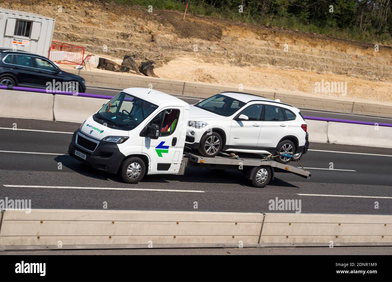 Bergungsfahrzeug, das durch Straßenbauarbeiten auf der Autobahn M1 in den Midlands, England, fährt. Stockfoto