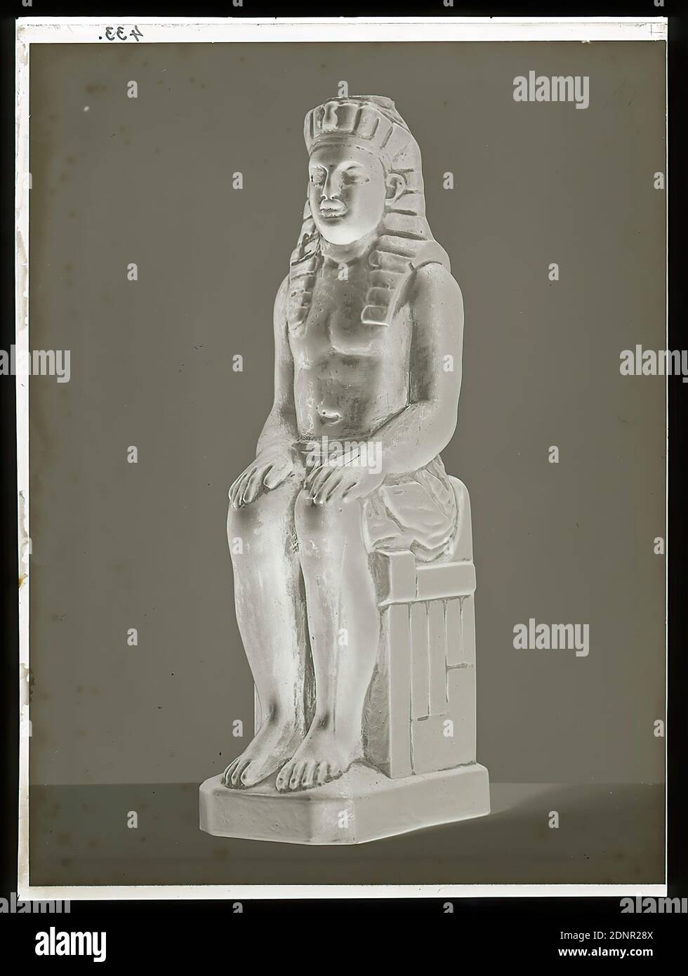 Wilhelm Weimar, Gefäß in Form eines pharao, Glas-Negativ, schwarz-weiß-Negativ-Verfahren, gesamt: Höhe: 23.8 cm; Breite: 17.8 cm, nummeriert: Oben links. : in schwarzer Tinte: 433, Fotografie, ägyptische Götter, Halbgötter, Helden, sitzende Figur, Mann, Kopfbedeckung, Skulptur, Plastik, Bildhauerkunst, Statuen, Bilder als Kultobjekte in der ägyptischen Religion Stockfoto