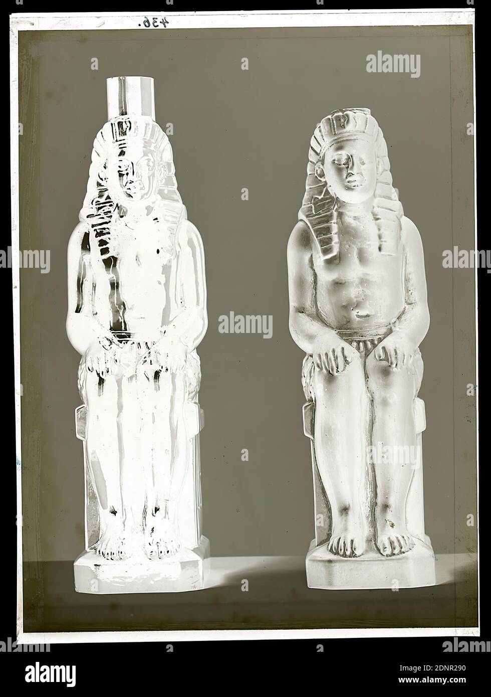 Wilhelm Weimar, Flasche in Form eines pharaos und Gefäßes, Glas negativ, schwarz-weiß negativ, gesamt: Höhe: 23.8 cm; Breite: 17.8 cm, nummeriert: O. : in schwarzer Tinte: 436, ägyptische Götter, Halbgötter, Helden, sitzende Figur, Mann, Kopfbedeckung, gedeckter Tisch/Geschirr, Tischdekoration, Kunstwerk (Glas), Behälter (Glas): Flasche, Gefäß, Vase Stockfoto