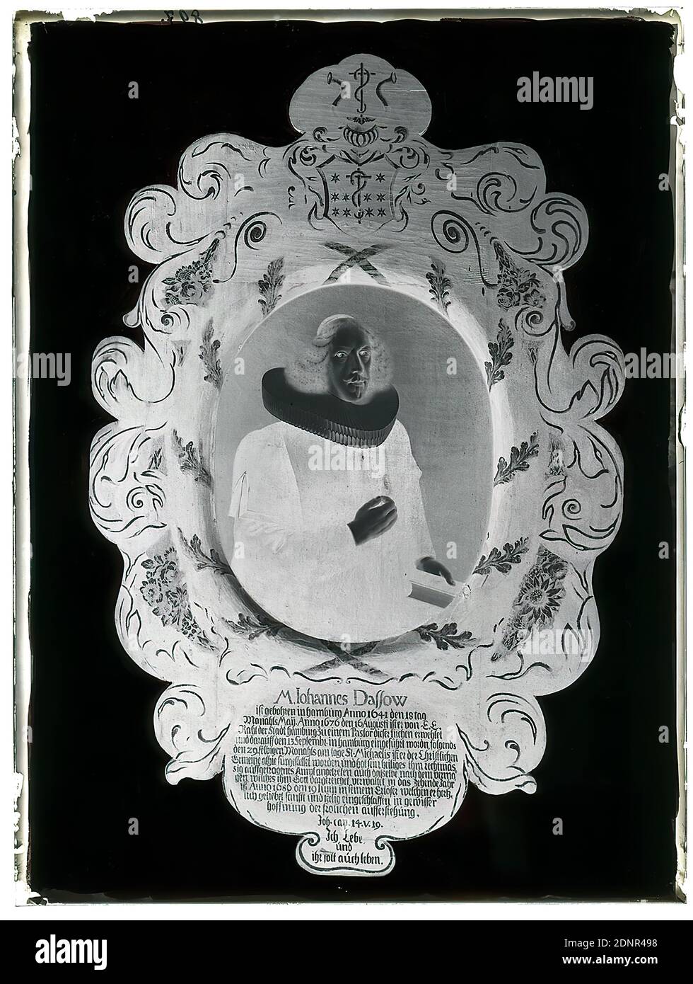 Wilhelm Weimar, Portrait Epitaph Pastor Johannes Dassow, Kirche St. Severini, Glasnegativ, schwarz-weiß Negativ-Verfahren, gesamt: Höhe: 23.8 cm; Breite: 17.8 cm, nummeriert: Oben links: In schwarzer Tinte: 897, Kirchendekoration, Pfarrer, Mann, Buch, Armpositionen, Gesten, Pflanzenschmuck, Laub- und Bandarbeiten, Wappen (Insignien), Bart, Malerei Stockfoto