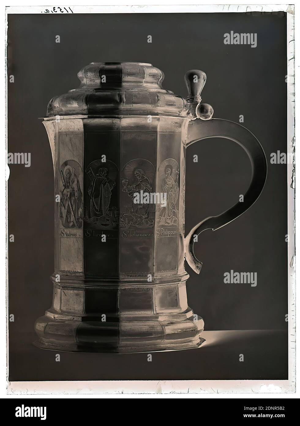 Wilhelm Weimar, Krug, Glasnegativ, schwarz-weiß Negativ-Verfahren, gesamt: Höhe: 23.8 cm; Breite: 17.8 cm, nummeriert: Oben links. : in schwarzer Tinte: 1153,a, Apostel, Werk der angewandten Kunst (Metalle), St. Andreas Kreuz, Kreuz, Krug (Trinkgefäß), Kirche Dekoration, Kunst und Kunsthandwerk, angewandte Kunst, Industriedesign, der Apostel Andreas, Johannes der Evangelist, der Apostel Philipp Stockfoto