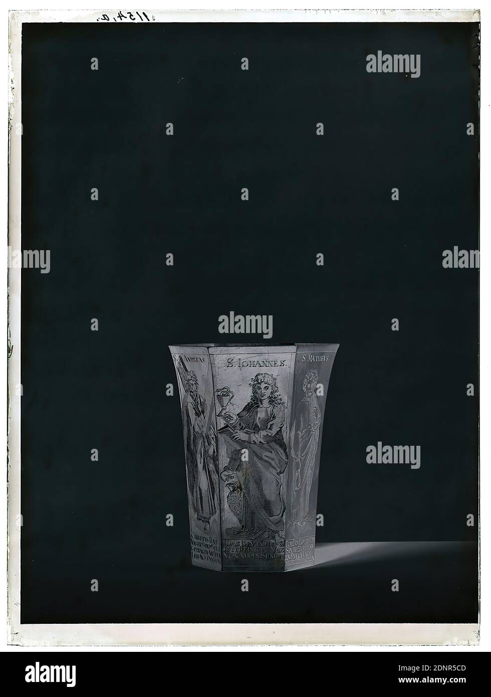 Wilhelm Weimar, Becher, Glas negativ, schwarz-weiß Negativ-Verfahren, gesamt: Höhe: 23.8 cm; Breite: 17.8 cm, nummeriert: Oben links. : in schwarzer Tinte: 1154,a, Fotografie, Evangelisten, Werk der angewandten Kunst (Metalle), Adler (Evangelist Symbole), St. Andreaskreuz, Krug, Tasse, Kelch, Kirche Dekoration, Apostel, der Apostel Andreas, Johannes der Evangelist, Matthäus Stockfoto