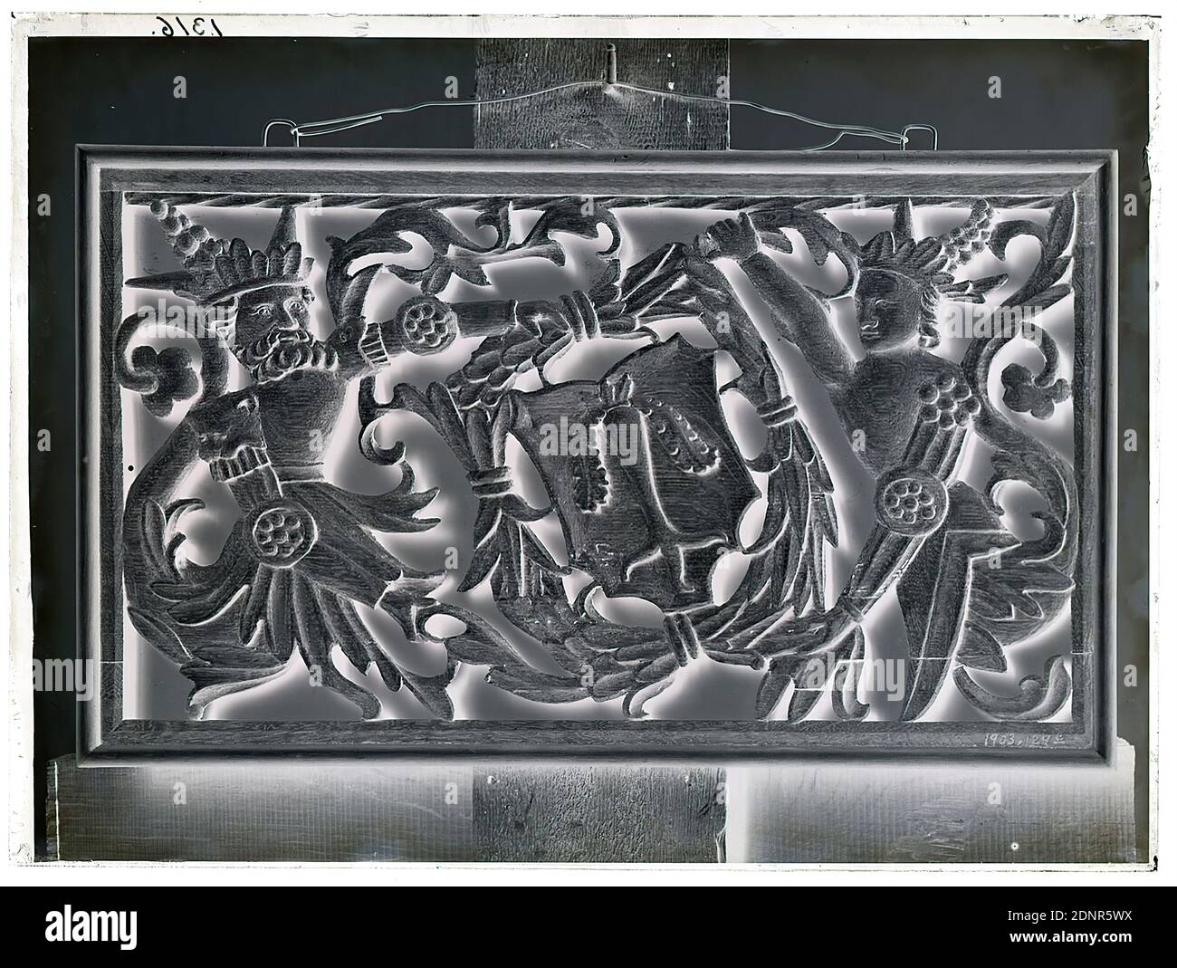 Wilhelm Weimar, Füllung aus dem Fries einer Tafel, Lüneburg, Glas-Negativ,  schwarz-weiß-Negativ-Verfahren, gesamt: Höhe: 23.8 cm; Breite: 17.8 cm,  nummeriert: Oben links: In schwarzer Tinte: 1316, Werk der angewandten  Kunst (Holz, z. B.