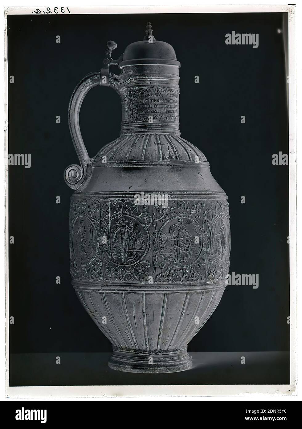 Wilhelm Weimar, Schenkkanne, Glas negativ, schwarz-weiß negativ, gesamt: Höhe: 23.8 cm; Breite: 17.8 cm, nummeriert: Oben links. : in schwarzer Tinte: 1332,a, Werk der angewandten Kunst (Keramik), Krug (Trinkgefäß), Geschichte von Paris (Alexander), Kunsthandwerk, Kunsthandwerk, Industriedesign, Behälter (Keramik): Gefäß, Krug, Topf, Vase Stockfoto