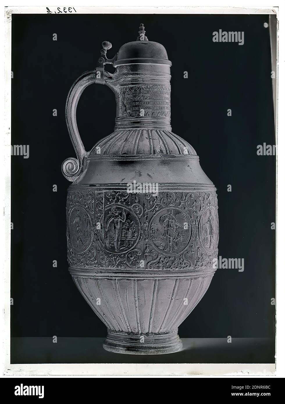 Wilhelm Weimar, Schenkkanne, Glas negativ, schwarz-weiß negativ, gesamt: Höhe: 23.8 cm; Breite: 17.8 cm, nummeriert: Oben links. : in schwarzer Tinte: 1332,b, Werk der angewandten Kunst (Keramik), Krug (Trinkgefäß), Geschichte von Paris (Alexander), Kunsthandwerk, dekorative Kunst, Industriedesign, Behälter (Keramik): Gefäß, Krug, Topf, Vase Stockfoto