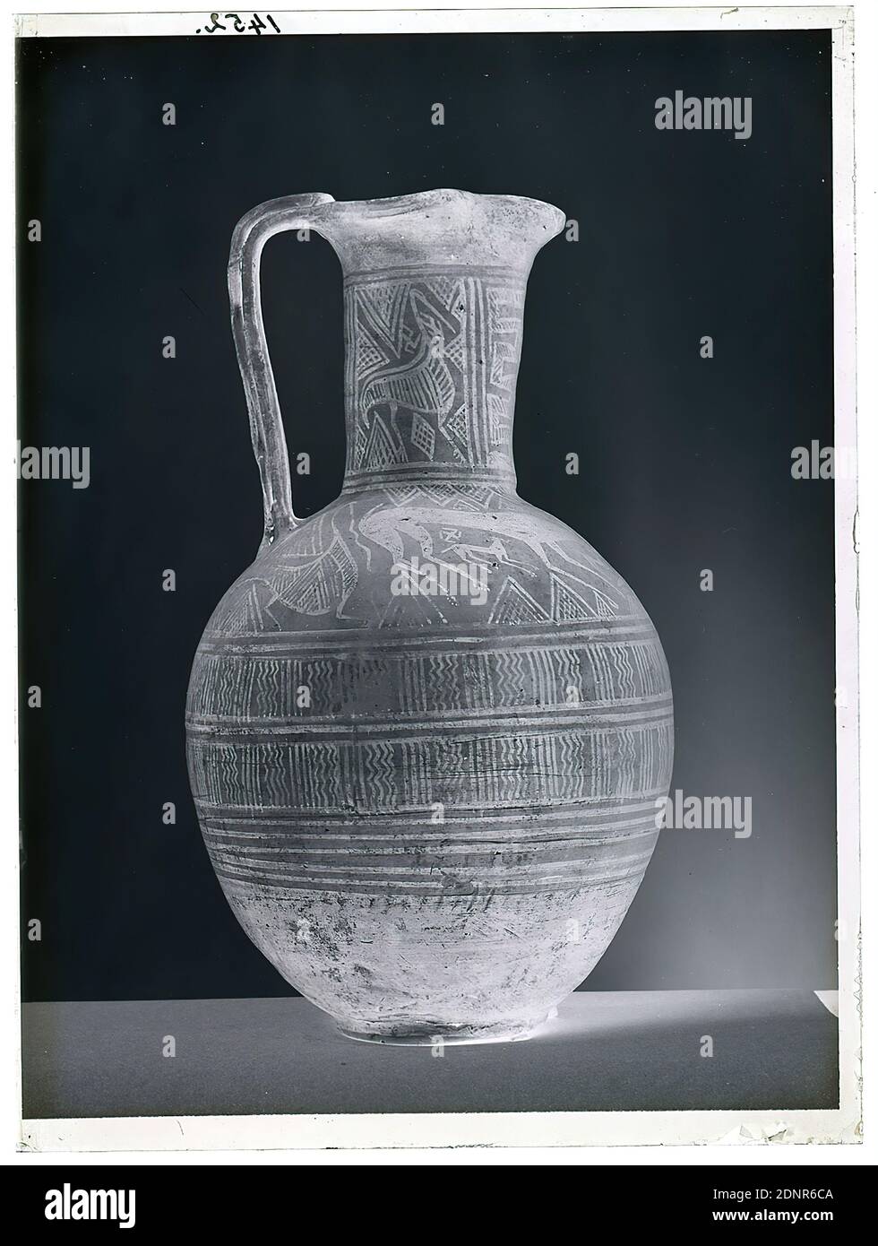 Wilhelm Weimar, Krug, Glasnegativ, schwarz-weiß Negativ-Verfahren, gesamt: Höhe: 23.8 cm; Breite: 17.8 cm, nummeriert: Oben links: In schwarzer Tinte: 1452, Werk der angewandten Kunst (Keramik), Ornamente, Tiere als Ornament, Gefäß (Keramik): Gefäß, Krug, Topf, Vase Stockfoto