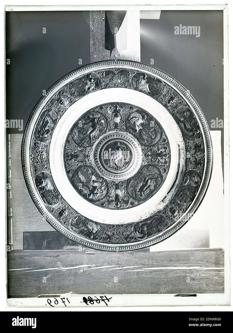 Wilhelm Weimar, Temperantia-Schale, Glas-Negativ, schwarz-weiß-Negativ-Verfahren, gesamt: Höhe: 23.8 cm; Breite: 17.8 cm, nummeriert: U. l.: In schwarzer Tinte: 1769, Werk der angewandten Kunst (Keramik Stockfoto