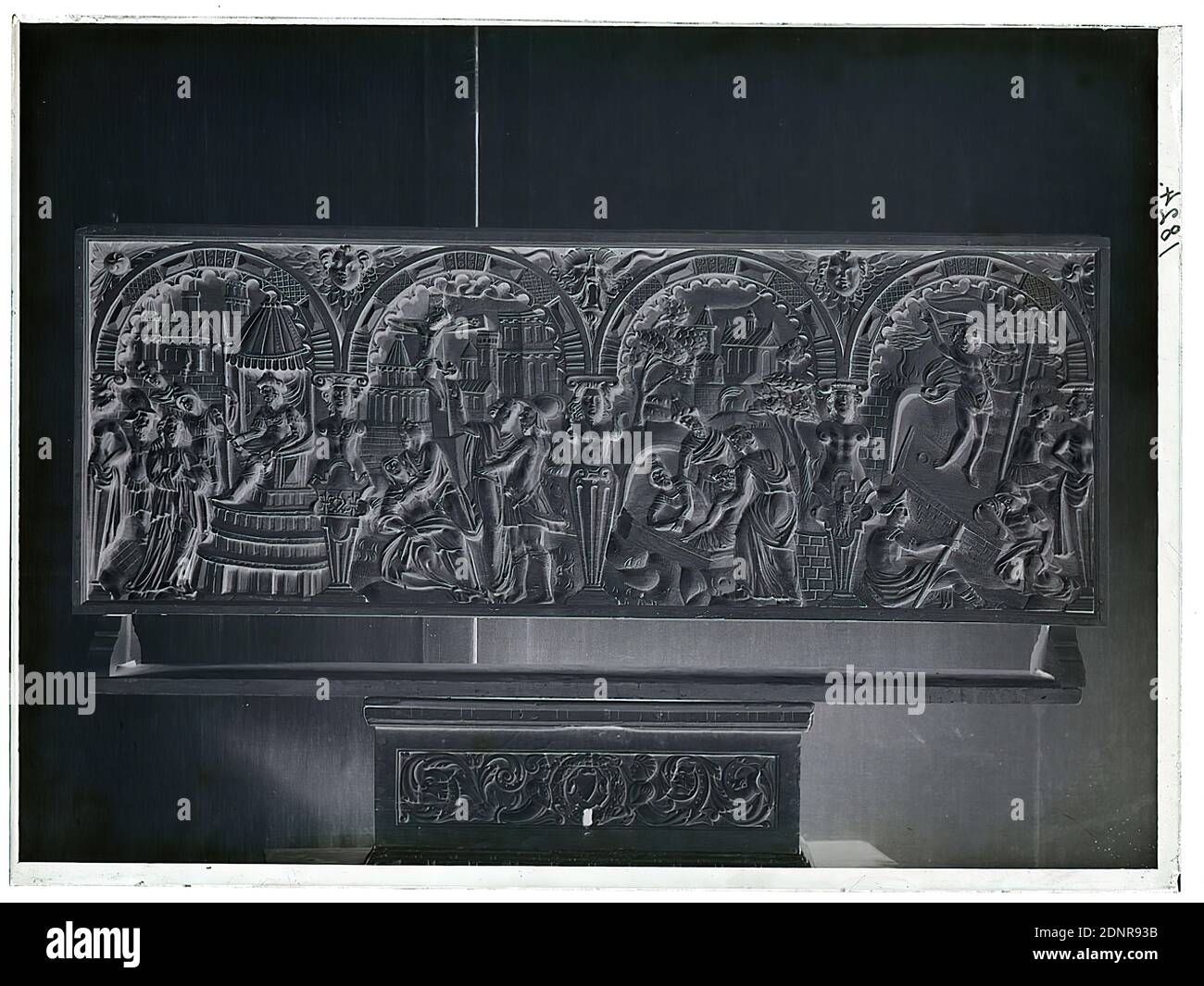 Wilhelm Weimar, Brust (Vorderwand), Glasnegativ, schwarz-weiß-Negativ-Prozess, gesamt: Höhe: 23.8 cm; Breite: 17.8 cm, nummeriert: Rechts: In schwarzer Tinte: 1824, Werk der angewandten Kunst (Holz, z.B. Verkleidungen), Ornamente, Szenenfolgen aus dem Leben Christi, Engel (christliche Religion), Stadt, Stadtansicht (veduta), Passion Christi, Christus vor Pontius Pilatus, Kreuzigung, Beerdigung Christi, Auferstehung Christi, Stützfigur, Möbel und Haushalt Effekte, Handwerk, Kunst und Handwerk, Industriedesign, Truhe, Box, Crate Stockfoto