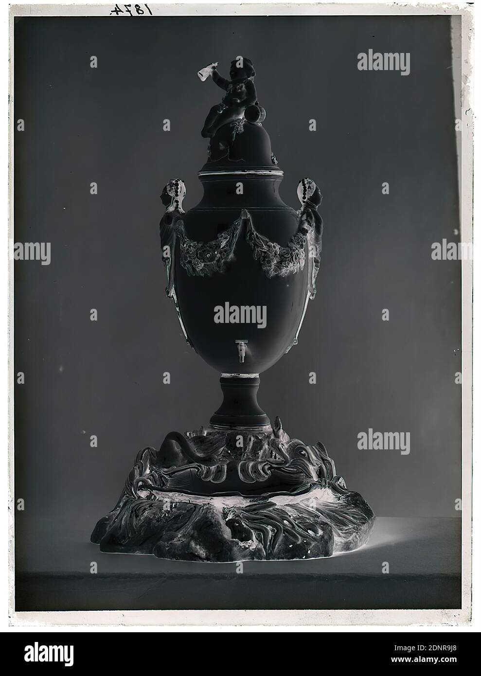 Wilhelm Weimar, Tischbrunnen mit Bacchus, Glas negativ, schwarz-weiß negativ, gesamt: Höhe: 23,8 cm; Breite: 17,8 cm, nummeriert: Oben links: In schwarzer Tinte: 1874. Werk der angewandten Kunst (Keramik), Schale, Blumenschmuck, Tiere, Schwan, Meerestiere, Behälter (Keramik): Gefäß, Krug, Topf, Vase, Geschichte des Bacchus (Dionysos), Wein Stockfoto