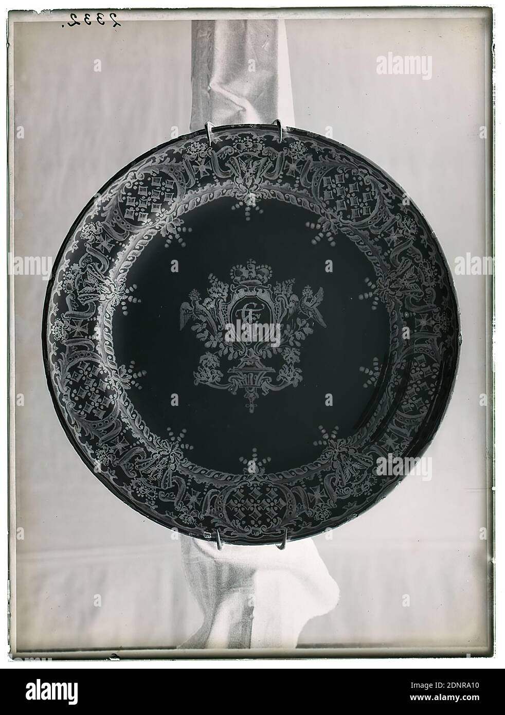 Wilhelm Weimar, Platte, Glasnegativ, schwarz-weiß Negativ-Verfahren, gesamt: Höhe: 23.8 cm; Breite: 17.8 cm, nummeriert: Oben links: In schwarzer Tinte: 2332., Werk der angewandten Kunst (Keramik Stockfoto