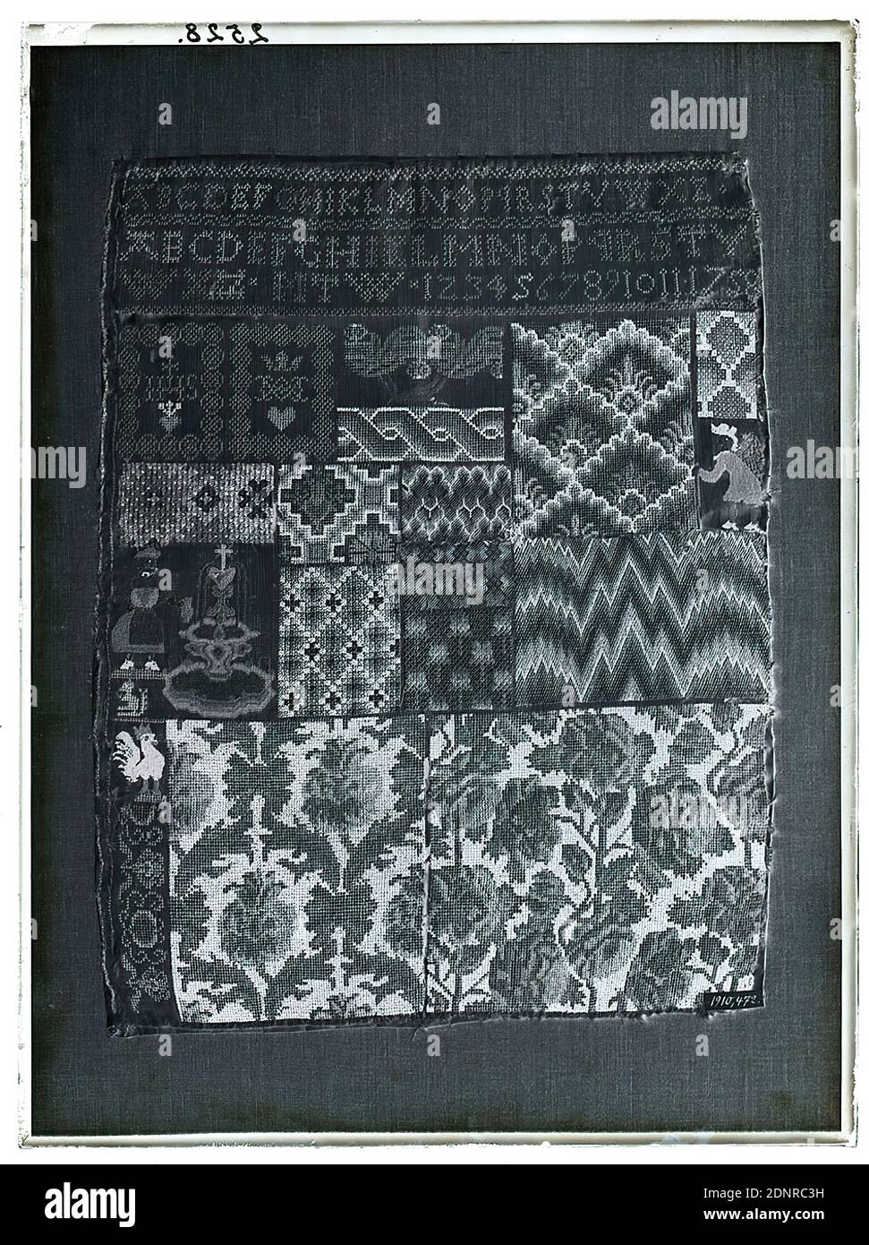 Wilhelm Weimar, Sampler aus Bayern, Glas-Negativ, schwarz-weiß-Negativ-Verfahren, gesamt: Höhe: 23,8 cm; Breite: 17,8 cm, nummeriert: Oben links: In schwarzer Tinte: 2528. Werk der angewandten Kunst (Textilien), Ornamente, Buchstaben, Alphabet, Schrift, Zahlen, Blumenschmuck, Tiere als Ornamente Stockfoto