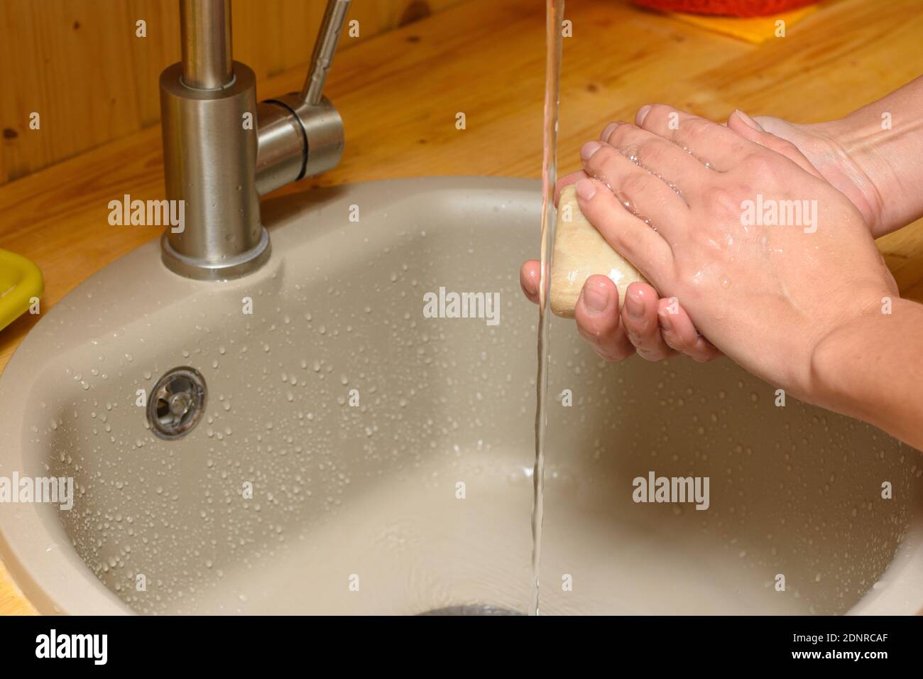 Die Hände des Mädchens seifen ihre Hände Stockfoto