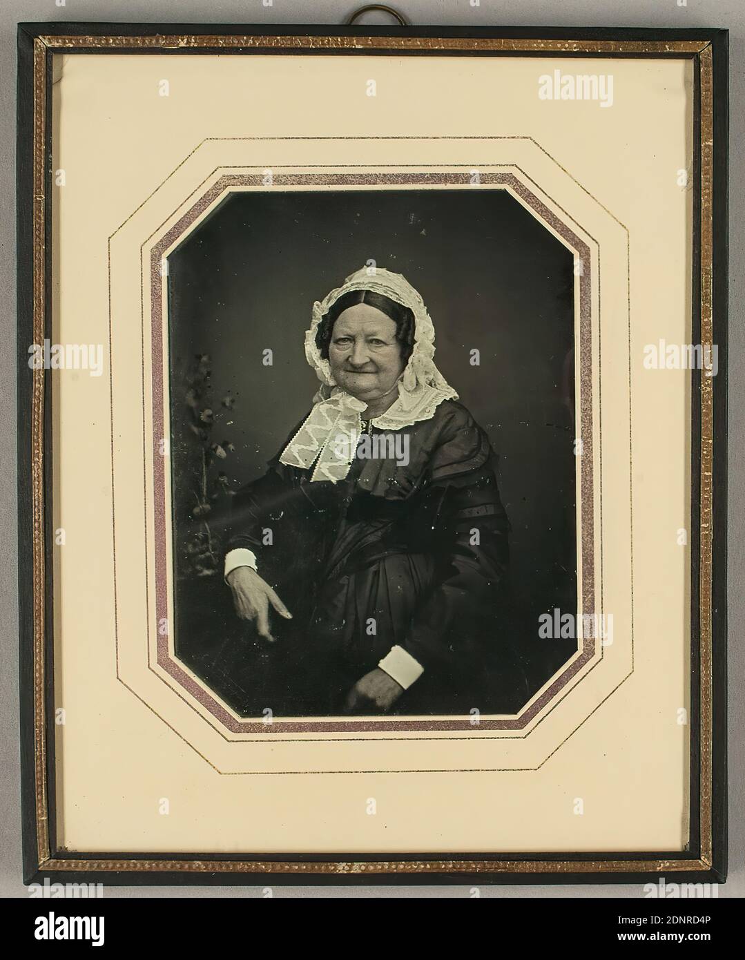 Carl Ferdinand Stelzner, Charlotte Dorothea Johanna Kreep, geb.Fielitz (1777-1858), Schenkung Emil Stelzner 1900, handgefärbt, Daguerreotypie, Bildgröße: Höhe: 9.30 cm; Breite: 7.20 cm, Etikett: verso o. Mitte: Typografisch gedruckt: DAGUERREOTYP, von, Stelzner, Porträtmaler, Jungfernstieg Nr. 11, Hamburg, beschriftet und in Schwarz: verso und in Druckschrift: verso und Druckschrift: Frau Charlotte Dorothea, Joh[ann]a Kreep geb. Fielitz, geb. 16. Febr. A[nn]o 1777, gestorben 16. Juli A[nn]o 1858, hergestellt 1851, nummeriert: verso o. r.: In schwarzer Tinte auf Etikett: D.S, 15., Porträtfoto, Frau, Halbportrait, historisch Stockfoto