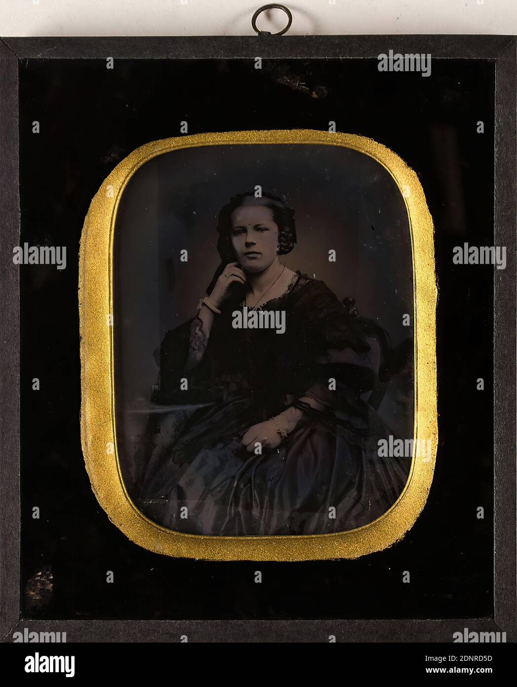 Wilhelm Breuning, Franziska Eckhorst, Daguerreotypie, Bildgröße: Höhe: 7.70 cm; Breite: 6.10 cm, rückseitig: In schwarzer Tinte D. S. 252, Etikett des Fotostudios von W. Breuning in Hamburg, Steindamm 144, Titel und siehe auch Nr. 509 mit blauem Kugelschreiber auf Etikett, Durchgestrichen in schwarzer Tinte auf Etikett D. S. 508 1918.411, Porträtfotografie, Halbportrait, historische Person, Frau, sitzende Figur, Franziska Eckhorst Stockfoto