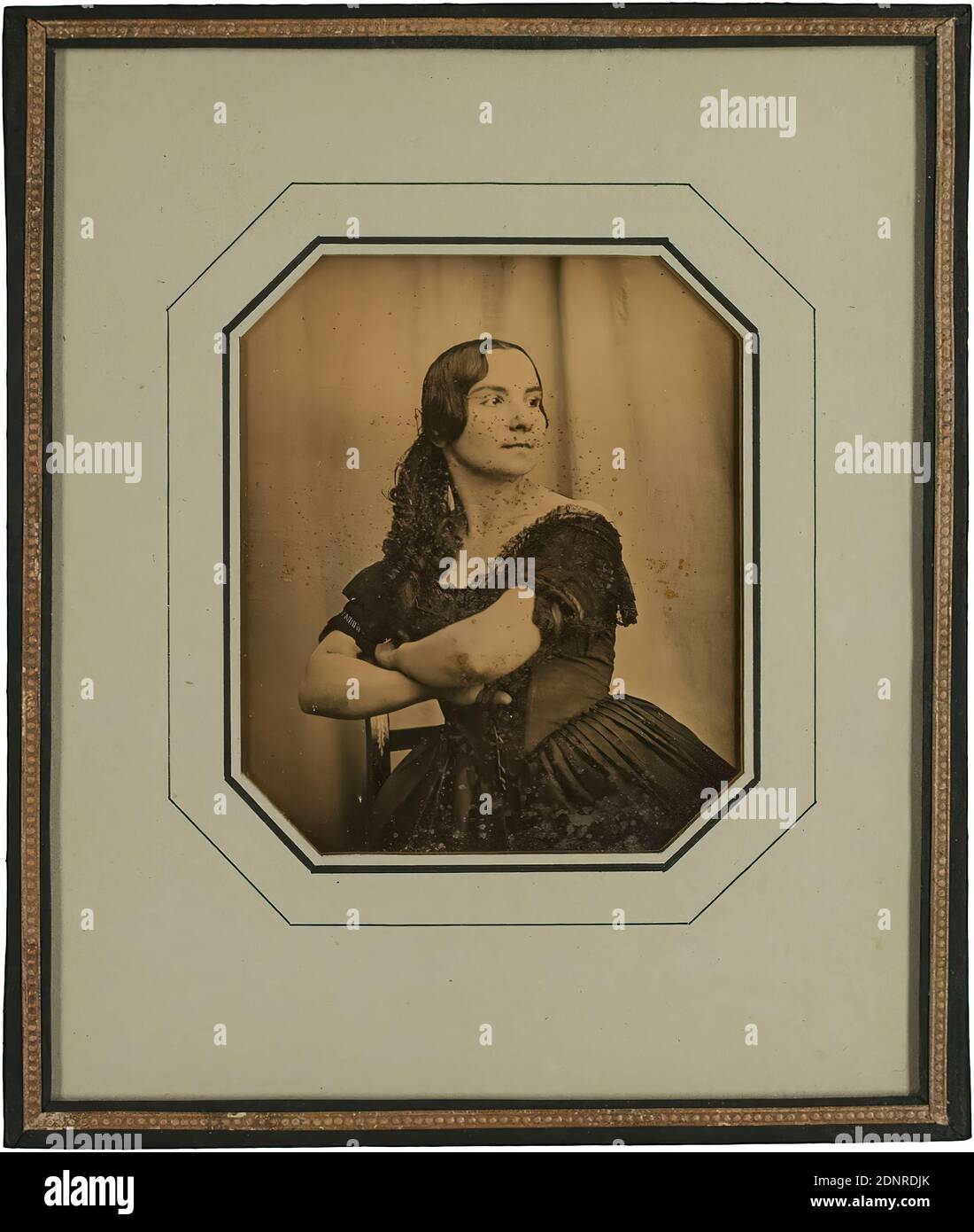 Carl Ferdinand Stelzner, die Schauspielerin Auguste Wittuhn-Fehringer am Stadttheater Hamburg, Daguerreotypie, Bildgröße: Höhe: 7.20 cm; Breite: 6.10 cm, Etikett: verso o. Mitte: Typografisch gedruckt: Daguerreotypie, von, Stelzner, Porträtmaler, Atelier Caffamacherreihe Nr. 32], in, Hamburg, nummeriert: verso o. r.: In schwarzer Tinte auf Etikett: D.S, 17, Porträtfotografie, Halbportrait, historische Person, Schauspieler, Schauspielerin, Frau, sitzende Figur, Armpositionen, Gesten, Agathe Auguste Fehringer Stockfoto