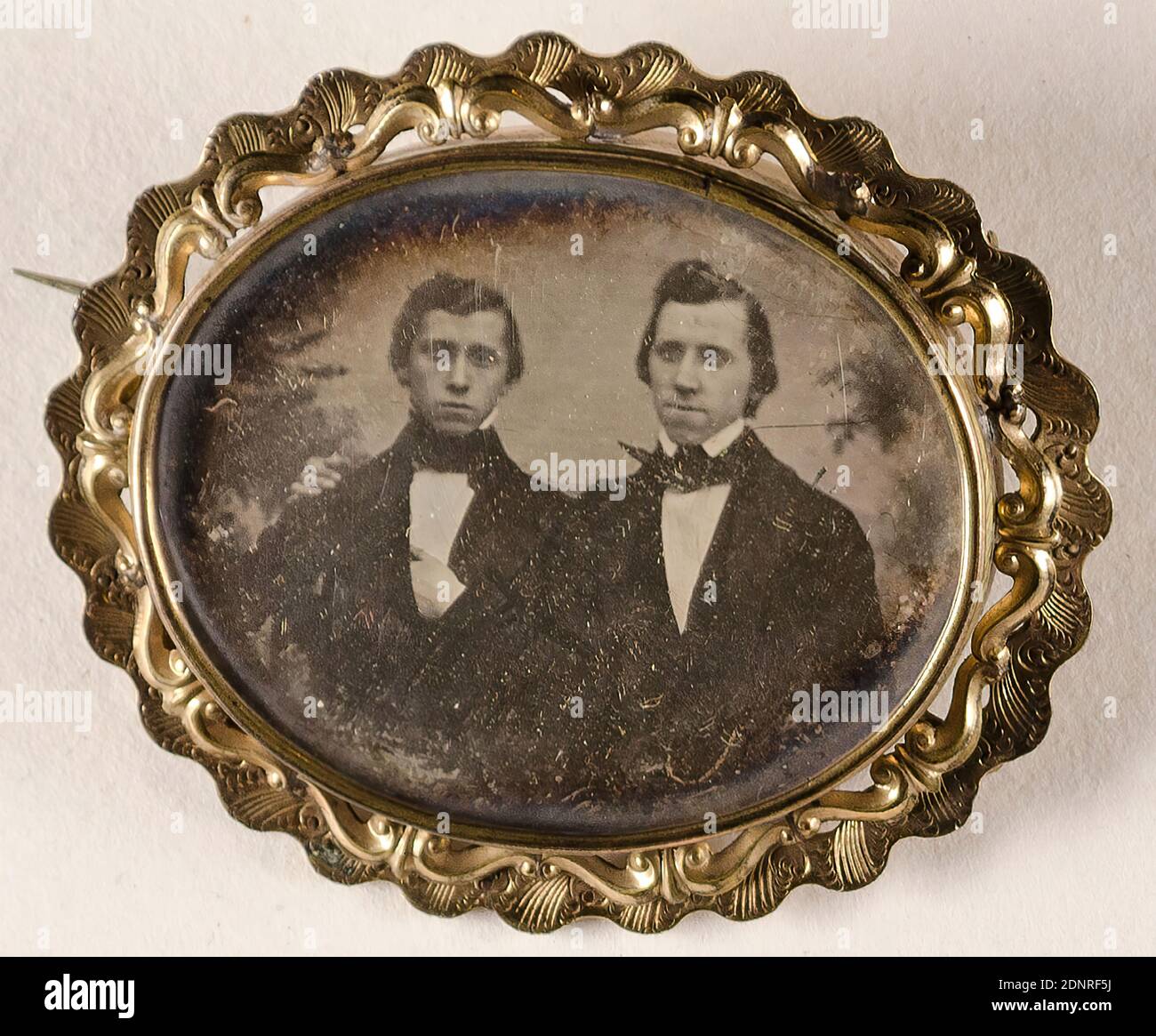 Andres Krüß, die Brüder Edmund Johann (1824-1906) und William Andres Krüß (1829-1909), Daguerreotypie, Bildgröße: Höhe: 3.40 cm; Breite: 4.10 cm, Label: verso, Porträtfotografie, Mann, junger Mann, Jugendlicher, Brüder, Doppelportrait, Halbportrait, Dreiviertelansicht, Edmund Johann Krüß Stockfoto