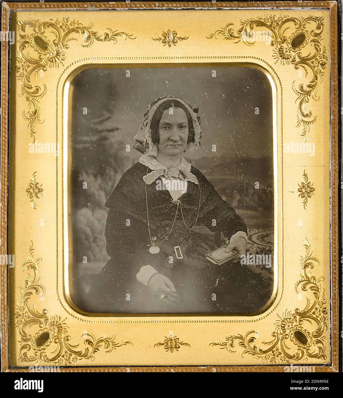 Anna Johanna Marie Bauer, geborene Dammann, Schwiegermutter von Edmund Johann Krüß, Daguerreotypie, Bildgröße: Höhe: 7.30 cm; Breite: 6.20 cm, Titel, Hersteller, Porträtfotografie, Frau, sitzende Figur, Halbportrait, Kopfschmuck Stockfoto