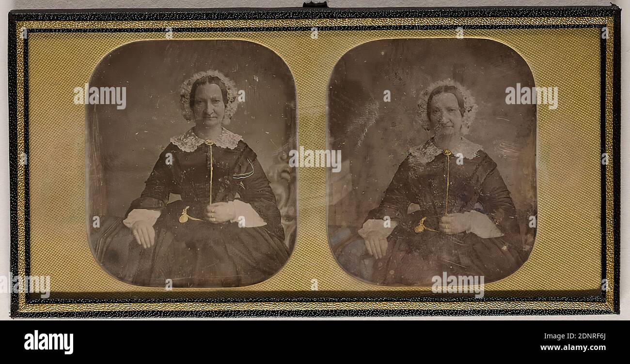 A. Bertrand, Anna Johanna Marie Bauer, geb.Dammann, die Mutter von Auguste A. Krüß, Daguerreotypie, handgefärbt, Bildgröße: Höhe: 7,00 cm; Breite: 6,00 cm, Etikett: verso: Hersteller, Titel, Porträtfotografie, Frau, halblanges Porträt, Armbanduhr, Taschenuhr, Sitzfigur, Kopfschmuck Stockfoto