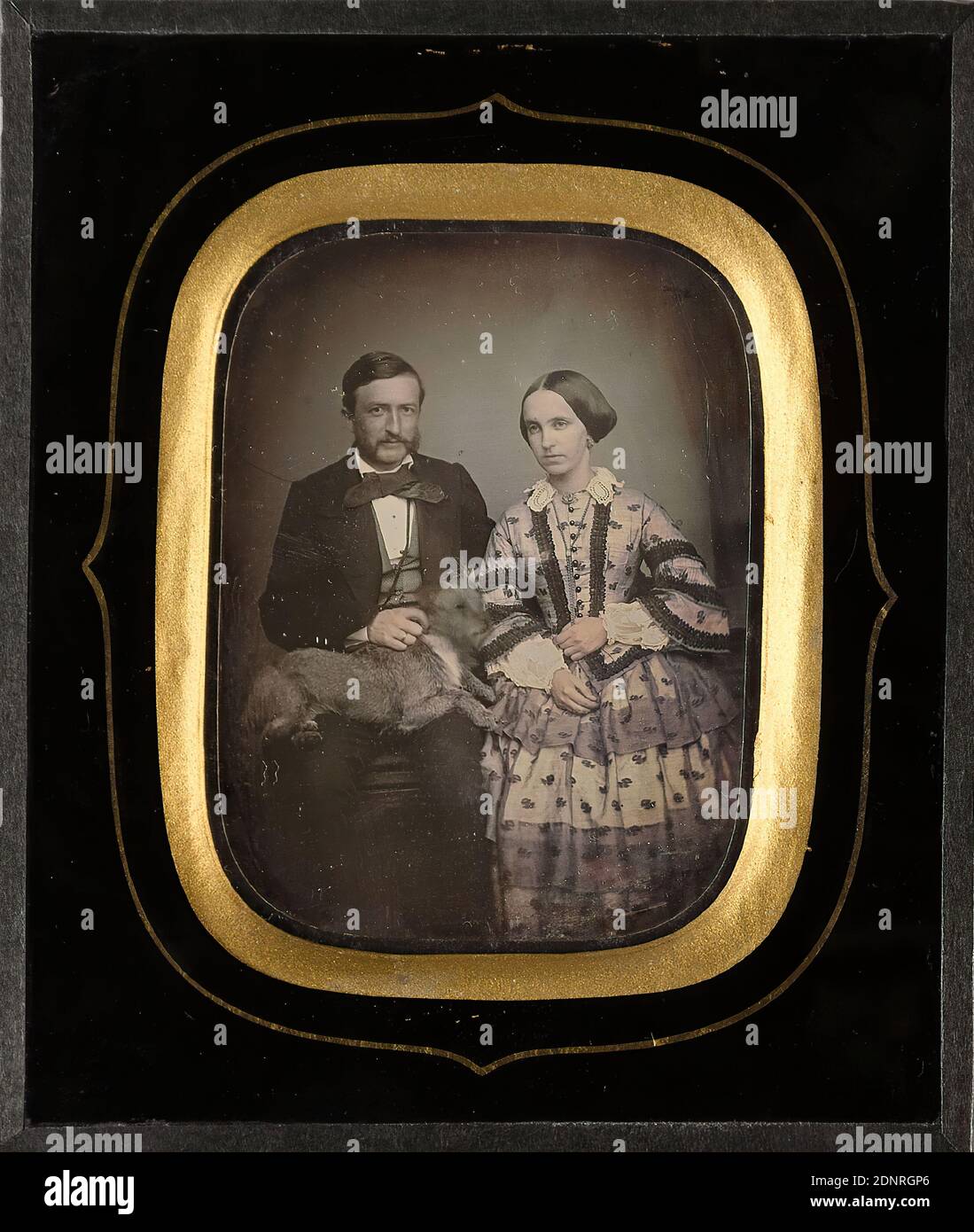 Heinrich von Bergen, Ida de Jough und ihr Hund, 1856, Daguerreotypie, handfarbig, Bildgröße: Höhe: 9,20 cm; Breite: 6,90 cm, in Tinte: Titel, Etikett: verso: Fotograf, Portraitfotografie, Hund, Frau, Mann, Doppelportrait, Halbportrait, sitzende Figur Stockfoto