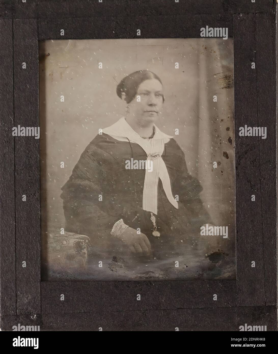 Wilhelm Breuning, Dame, Daguerreotypie, Bildgröße: Höhe: 7,40 cm; Breite: 6,00 cm, rückseitig: Eingeschrieben in Blei: dame, mit blauem Kugelschreiber: 361, Photogr. Breuning, Porträtfotografie, Halbfigurenportrait, historische Person, Frau, sitzende Figur Stockfoto