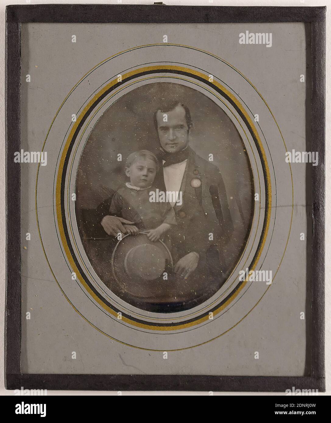 Aufl. Paygnot, Mann mit Kind, Daguerreotypie, Bildgröße: Höhe: 7,50 cm; Breite: 5,90 cm, Etikett: verso: Großes photohypisches Institut für Daguerreotypie - und fotografische Bilder auf Papier und Glas von Ed. Paygnol, Porträtmaler aus Paris, lebt in Halberstadt. Fotografie im Glassalon von 8.00 bis 15.00 Uhr, mit der Garantie für gute Bilder, auch bei der dunkelsten regnerischen Wetter. - Porträts in günstiger Größe ab 1 Thaler an, Nummerierung auf Etikett: 186, Stempel des Landesbildamtes Hamburg; Portraitfotografie, Doppelportrait, Mann, Kind, Kopfbedeckung Stockfoto