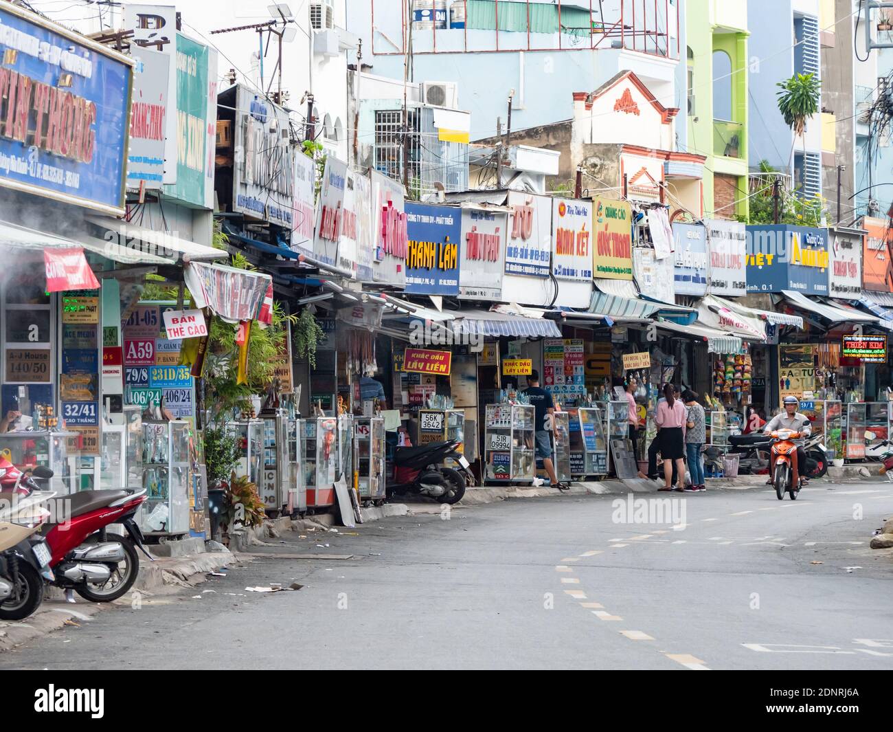 Kleine Geschäfte in Luong Huu Khanh, einer Straße im Bezirk 1, Ho Chi Minh Stadt, Vietnam. Stockfoto