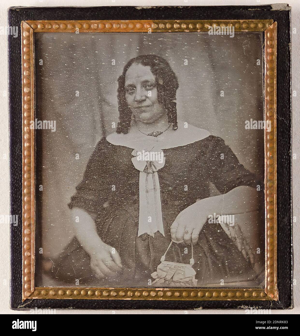 Ludwig Schultz, Frau, Daguerreotypie, Bildgröße: Höhe: 6,70 cm; Breite: 6,10 cm, Aufkleber: verso: Atelier Ludwig Schultz, Hamburg, Neuerwall Nr. 12, 6tes Haus vom Jungfernstieg, Porträtfotografie, Frau, Halbfigurenportrait, Sitzfigur, (Hand-)Tasche Stockfoto