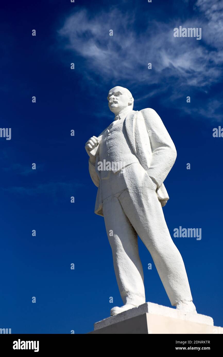 Weißes Denkmal für Wladimir Lenin auf dem Himmel Hintergrund Stockfoto