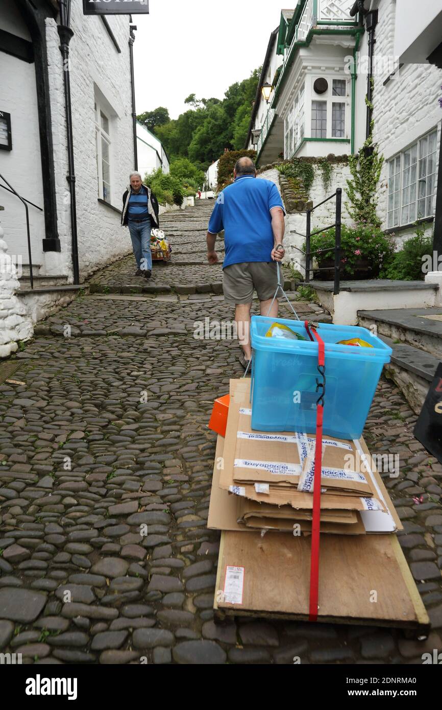 Großbritannien/Devon/Clovelly Estate/Cliffside Village/von Lebensmittelgeschäften Säcke mit Kohle bis hin zu Bergen von Toilettenrollen, muss man mit dem Schlitten hereinbringen. Stockfoto