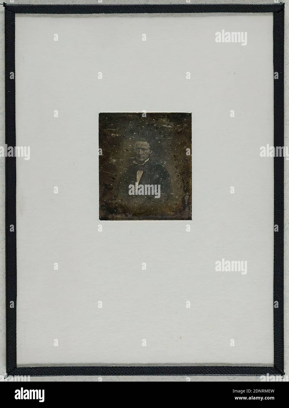 Mann, Daguerreotypie, Bildgröße: Höhe: 3,50 cm; Breite: 3,00 cm, Etikett: verso: Gestempelt: Portraitfotografie, Mann, halblanges Porträt Stockfoto