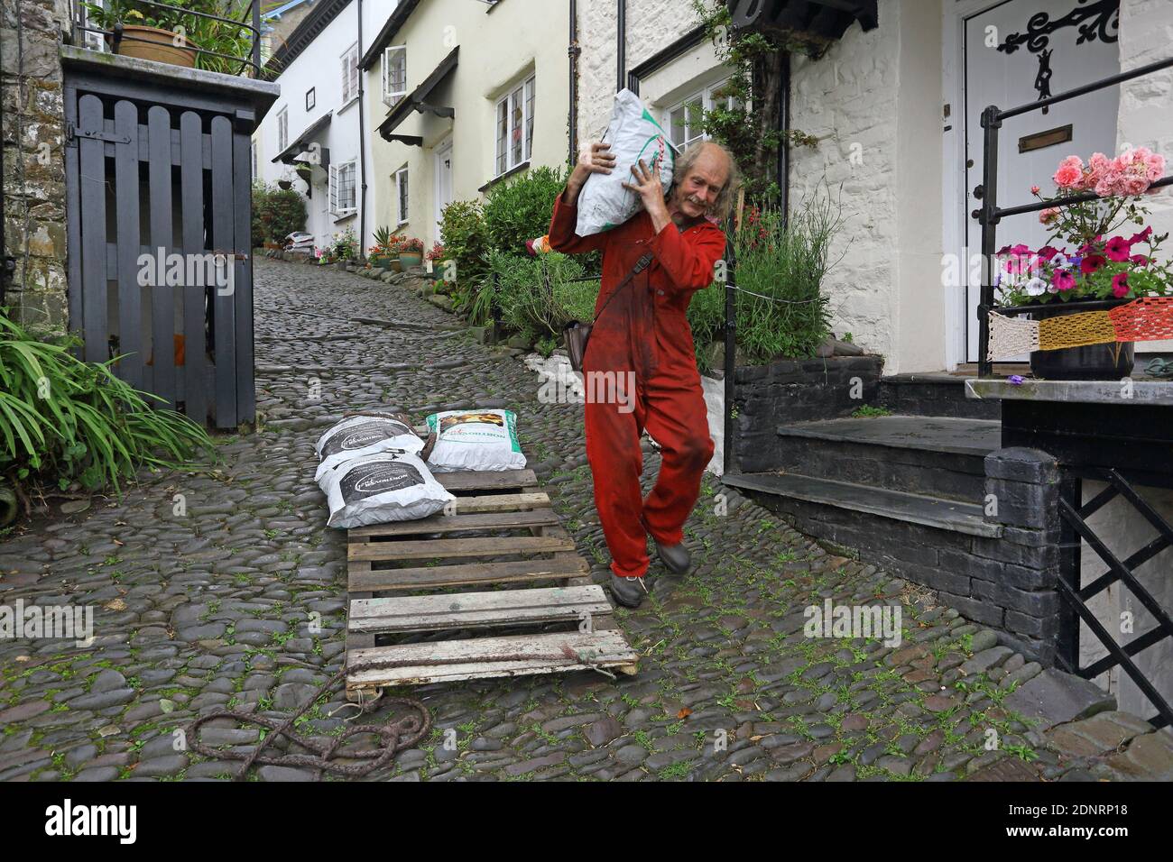 Clovelly Estate /EINE gepflasterte Straße, die so steil ist, dass Autos sie nicht benutzen können Bart Kelly liefert die Kohle. Stockfoto