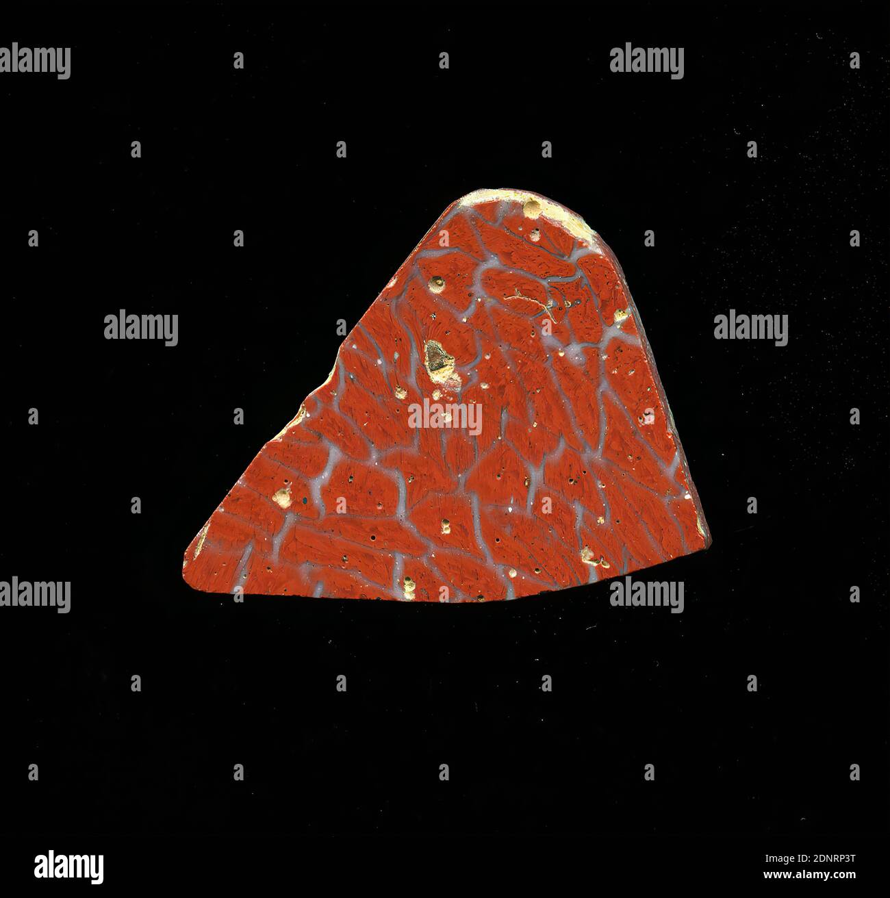 Mosaikglasfragment, Glas, gepresst, geschnitten, Gesamt: Höhe: 3.00 cm; Breite: 2.40 cm, Bodenbeläge, Wanddekoration, frühkaiserliche Zeit, das kleine rote Glasfragment durchläuft ein unregelmäßiges weißes Gitter. In der Römerzeit wurden farbige, verzierte Gläser für Gefäße, Mosaike, Wanddekorationen und Möbelschmuck verwendet. Für die Herstellung wurde verschiedenfarbiges Glas zu Rohren und Stäben geformt. Diese wurden zusammengedrückt und erhitzt, was zu einer langen Stange führte. Das Glas, jetzt in Scheiben geschnitten, hatte eine Vielzahl von amorphen oder floralen Mustern Stockfoto