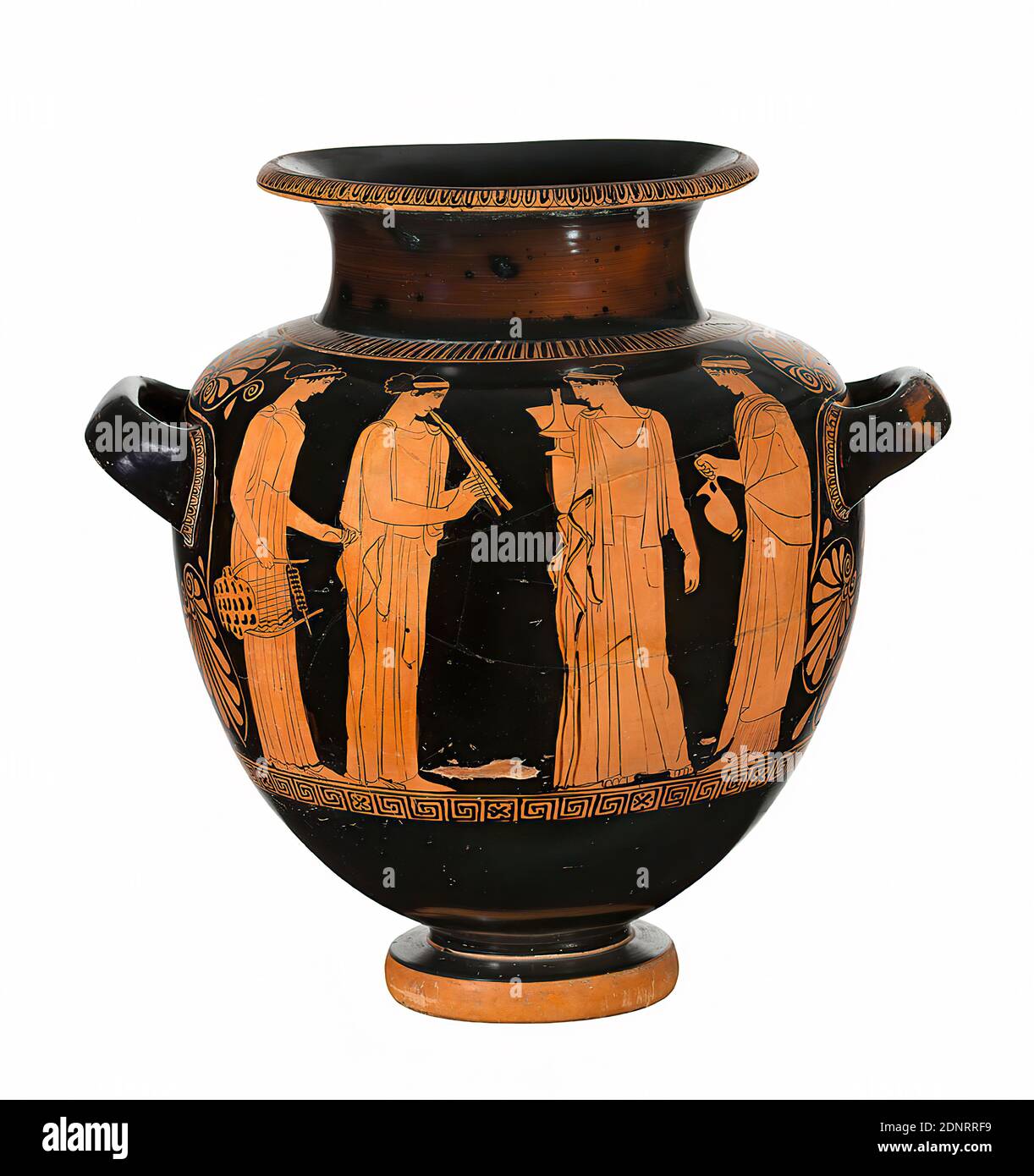 Maler des Pariser Zentauromachie, Stamnos, Ton, schnell gedreht, bemalt (Keramik), abwechselnd gebrannt, Ton, Gesamt: Höhe: 39 cm; Breite: 39 cm; Mündungsdurchmesser: 23 cm, Keramik, Musiker, Musikinstrumente, Schulunterricht, Ornamente, Mäander, Palmette (Ornament), Hochklassik (griechische Antike), Stamnos zeigt auf jeder Seite vier junge Frauen, je zwei mit Instrumenten. Auf Seite A befinden sich zwei Figuren auf der linken Seite, die nach rechts zeigen. Eine Frau, in Chiton gekleidet, hält eine Leier in ihrer hängenden rechten Hand. Deutlich erkennbar sind die Schildkrötenpanzer Stockfoto