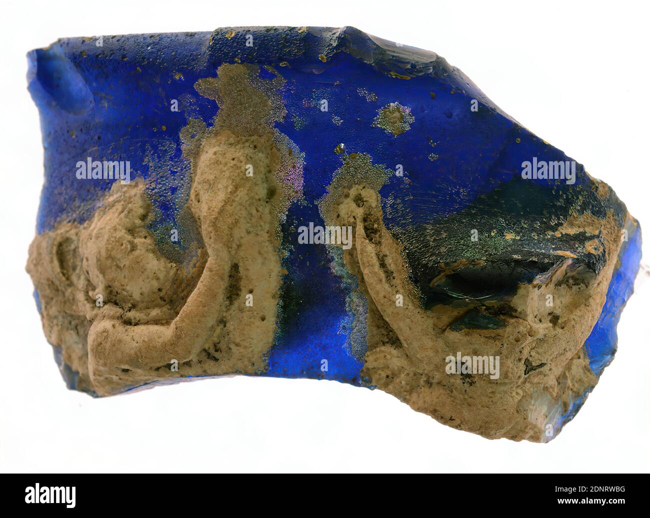 Fragment von Blitzglas (Kameoglas), vormals Sammlung Adalbert von Lanna (Prag), Glas, in Form geblasen, mundgeblasen, geflasht, geschnitten, Glas, Gesamt: Höhe: 3.2 cm; Breite: 5.6 cm; Tiefe: 1 cm (0.5-1.0 cm), Trink- und Barware, Tischdekoration, Geni, frühkaiserliche Zeit, römische Antike, Das Fragment war Teil eines Gefäßes mit oben gebogenem Rand das durchsichtige blaue Glas ist mit einer Schicht aus opaken weißen Glas bedeckt und ein Relief wird mit einem Rad im Stil der Portland-Vase im London British Museum ausgeschnitten. Der Boden ist bis auf das Blau geschliffen. Stockfoto