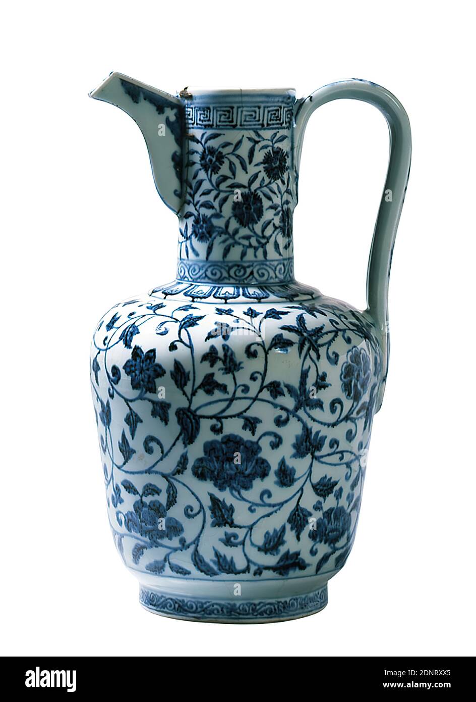 Großer Porzellantopf, Porzellan, unterglasierte Dekoration, Gesamt: Höhe: 33.30 cm, Keramik, Blumenschmuck, Mäander, yongle, das Gemälde in Kobaltblau unter der Glasur etabliert den Ruhm des chinesischen Porzellans der Ming-Dynastie (1368-1644). Die Eigenschaften des Kobaltminerals wurden in Persien entdeckt. Die Chinesen erlangten jedoch weltweite Bewunderung mit ihrer Anwendung auf Porzellan. Das blau-weiße Porzellan wurde zum wichtigsten Exportartikel nach Europa, dem Nahen und Mittleren Osten. Der Krug ist einem islamischen Metallgefäß nachempfunden und war für den lokalen Markt bestimmt. Stockfoto