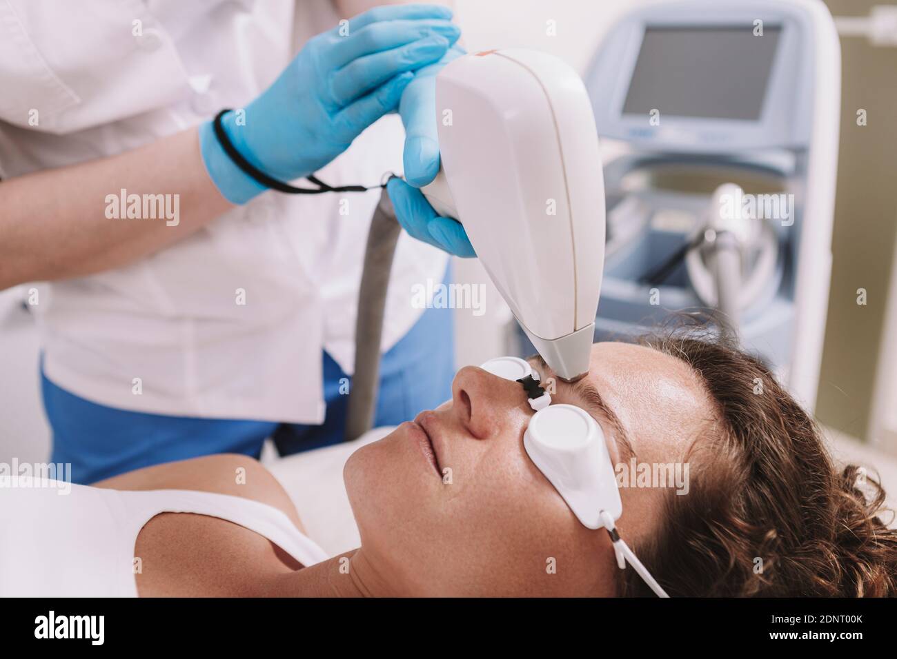 Ausgeschnittene Aufnahme einer Kosmetikerin, die Gesichtshaar einer Kundin  entfernt. Frau bekommen Laser Haarentfernung Behandlung Stockfotografie -  Alamy