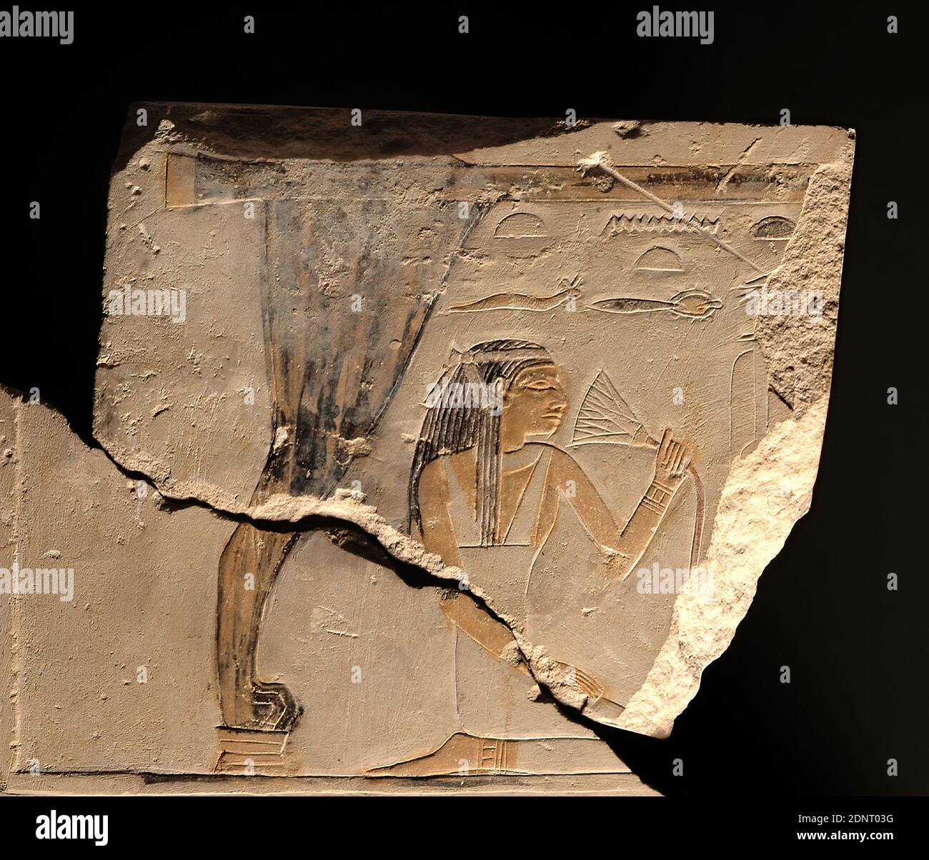 Relieffragment aus dem Grab von Chenemu, Eigentum der Stiftung Hamburger Kunstsammlungen, Kalkstein, geschlagen, gemeißelt, Reliefs, geschnitten, bemalt, Kalkstein, Gesamt: Höhe: 24,5 cm; Breite: 30,5 cm, Inschrift: Über dem Kopf der Figur: Seine leibliche Tochter Merit (? ), Grabbeigaben, Reliefs, Tod, Begräbnis, Rituale und Zeremonien, Grab, Begräbnisstätte, rituelle Praktiken in der ägyptischen Religion, Kultplätze in der ägyptischen Religion, Buchstaben, Alphabet, Schrift, des Fragments, das in einem unregelmäßigen Quadrat ausgesägt wurde, die untere rechte Ecke ist abgebrochen, die Kanten sind deutlich abgesplittert. Stockfoto