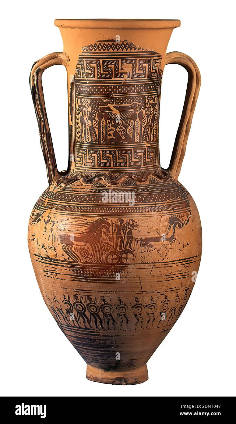 Werkstatt von Athen 894, Halsamphora (Hals: Aus den Toten legen, Körper: Wagen und Krieger), Ton, schnell gedreht, handmodelliert, bemalt (Keramik), abwechselnd gebrannt, Ton, gedreht und bemalt, Gesamt: Höhe: 72 cm; Durchmesser: 36.4 cm, Keramik, Begräbnis, spätgeometrisch, die Nackenamphora besteht aus einem schlanken eiförmigen Körper und einem hohen zylindrischen Hals, der an der Spitze hervorsteht. Die beiden Griffe, die in drei Abschnitte unterteilt sind, haben jeweils zwei plastisch aufgetragene, parallele Schlangen, die mit kreuzenden Dekorationen bemalt sind. Stockfoto