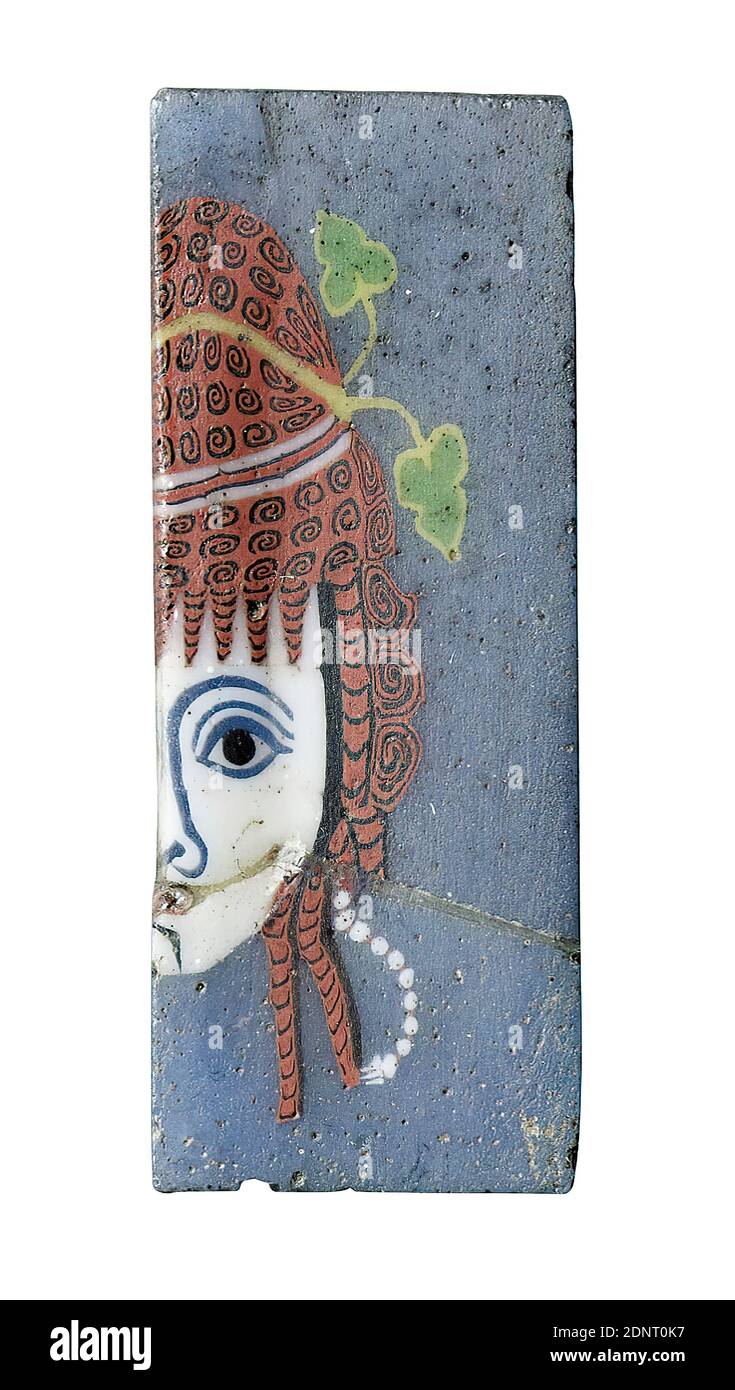 Mosaikglasstein mit Darstellung einer Theatermaske, Glas, Mosaikglas, mundgeblasen, Fadenglas, gepresst, Glas, gesamt: Höhe: 3.5 cm; Breite: 1.4 cm; Tiefe: 0.2 cm, Bodenbeläge, Wanddekoration, Theater, Theateraufführung, Theaterkostüm, Maske, Geschichte des Bacchus (Dionysos), frühimperiale Zeit, das hohe rechteckige grau-blaue Mosaikglas zeigt in hellen Farben die rechte Hälfte des Gesichts einer weiblichen Theatermaske. Der Mund ist geschlossen, das Auge ist weit geöffnet und fein gearbeitet. Das hochgestapelte, lockige rote Haar wird von einem blau-schwarz-roten Haarband gehalten. Stockfoto