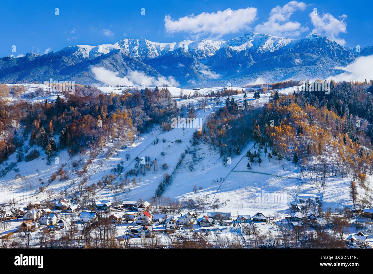 Winter im Dorf Moeciu. Ländliche Landschaft in den Karpaten, Rumänien. Stockfoto