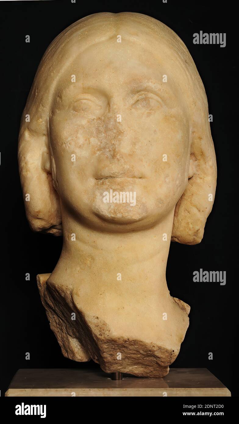 Porträt einer römischen Frau, Marmor, gemeißelt, gebohrt, geglättet, Marmor, Gesamt: Höhe: 38.8 cm; Breite: 21 cm; Tiefe: 22 cm, Skulpturen, Frau, Frisur Mode, Haarmode, spätkaiserliche Zeit, Severan, römische Antike, bemerkenswert in diesem Porträt ist die "Helmfrisur", so genannt wegen der steifen Masse des Nackenhaars, die an den Nackenschutz eines Helms erinnert. Stockfoto