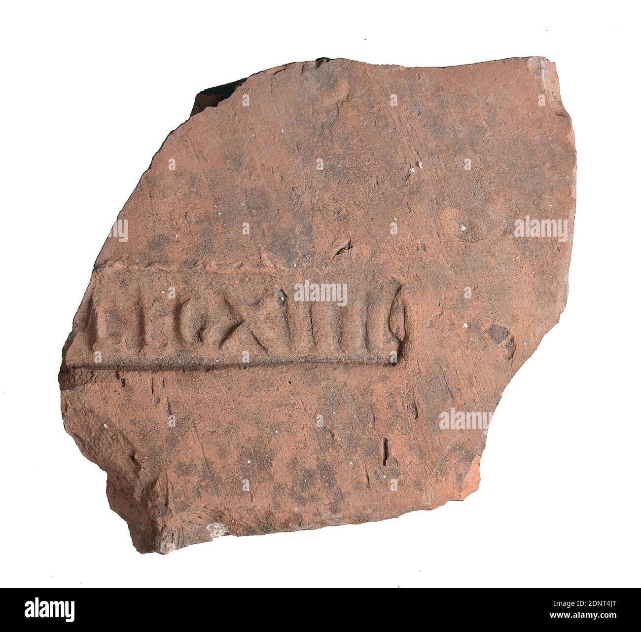 Fragment einer Dachziegel, Ton, Ton, Gesamt: Höhe: 15 cm; Breite: 15 cm; Tiefe: 3 cm (2,5-3,0), Inschrift: Stempel auf der Vorderseite: BEIN XIIII, Keramik, Architektur, Dachdecker, Mittelkaiserzeit, das Fragment einer römischen Dachziegel wurde bei den Ausgrabungen eines gallo-römischen Kontakttempels in Rottenburg am Neckar gefunden. Neben einer Kante zur Stützung der folgenden Fliese ist der Produktionsstempel noch erhalten. Die Fliese wurde von der Legion XIV Gemina hergestellt, die in Germanien stationiert war. Stockfoto