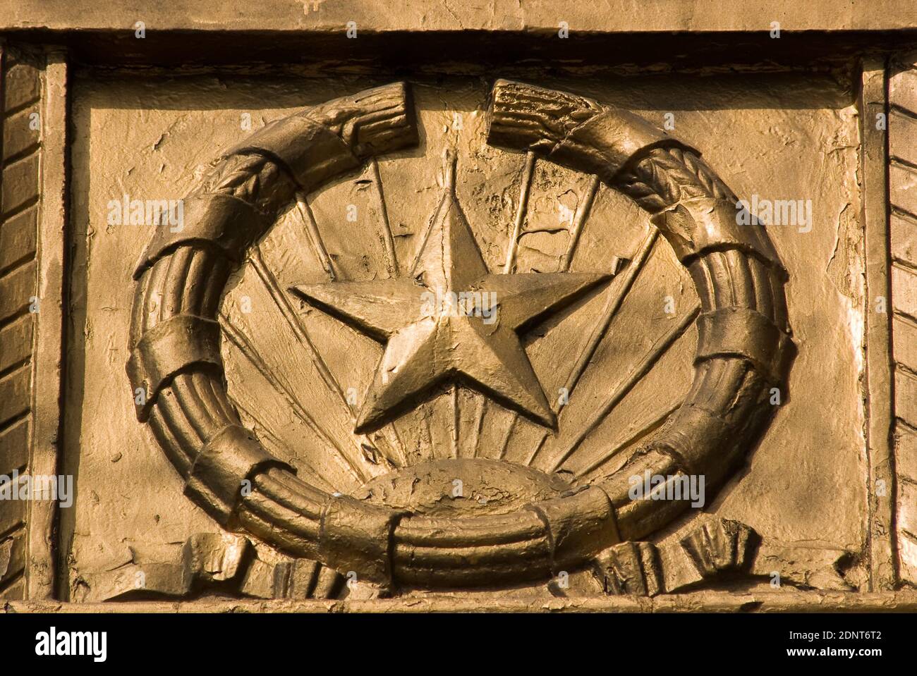 Das gestalterische Element der Gebäude der UdSSR-Periode. Ein Fragment des Entwurfs von Gebäuden mit den Symbolen der UdSSR, in Goldfarbe gemalt Stockfoto